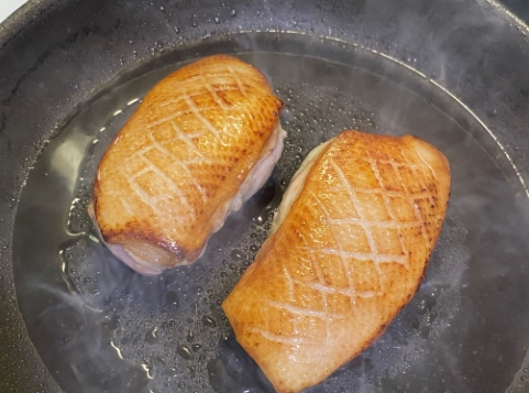 平底鍋煎鴨胸全攻略：十年主廚教你皮脆肉嫩不失敗