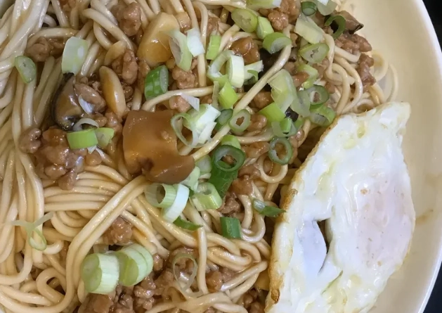 肉燥拌麵終極指南：老饕私藏名店與在家重現秘方