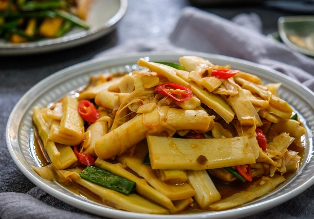 桂竹筍炒豆干做法與餐廳指南：台灣家常美味全解析