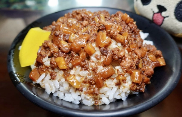 滷肉飯介紹：台灣國民美食的終極指南與餐廳推薦