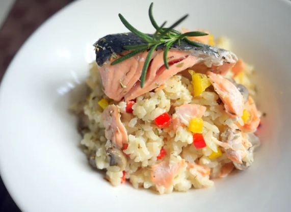 電鍋輕鬆做！奶油鮭魚燉飯食譜與秘訣完整指南