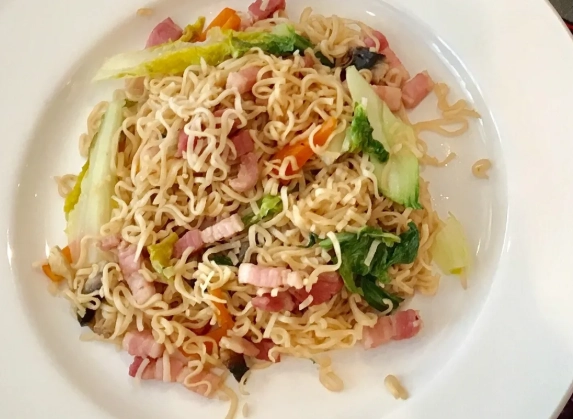 早餐店炒泡麵作法大公開！關鍵三步驟重現古早味