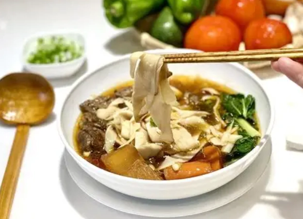 牛肉刀削麵終極指南：台灣在地人私藏名店與獨家食譜