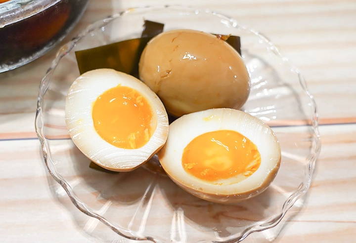零失敗糖心蛋做法：十年主廚親授完美煮蛋時間與剝殼技巧