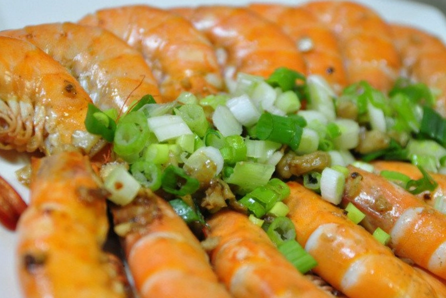 蒜頭胡椒蝦食譜與餐廳全攻略：台灣經典美食這樣吃