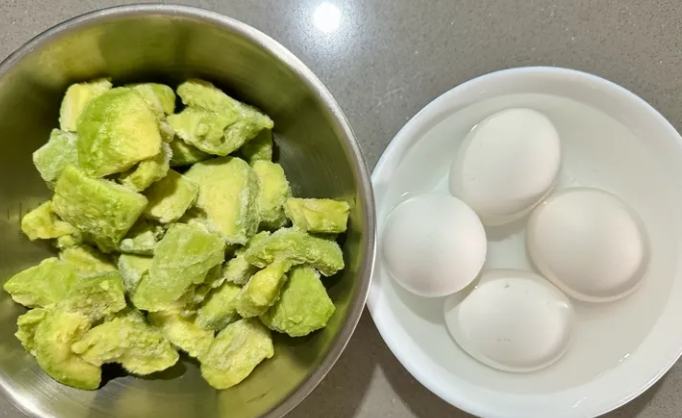 酪梨蒸蛋